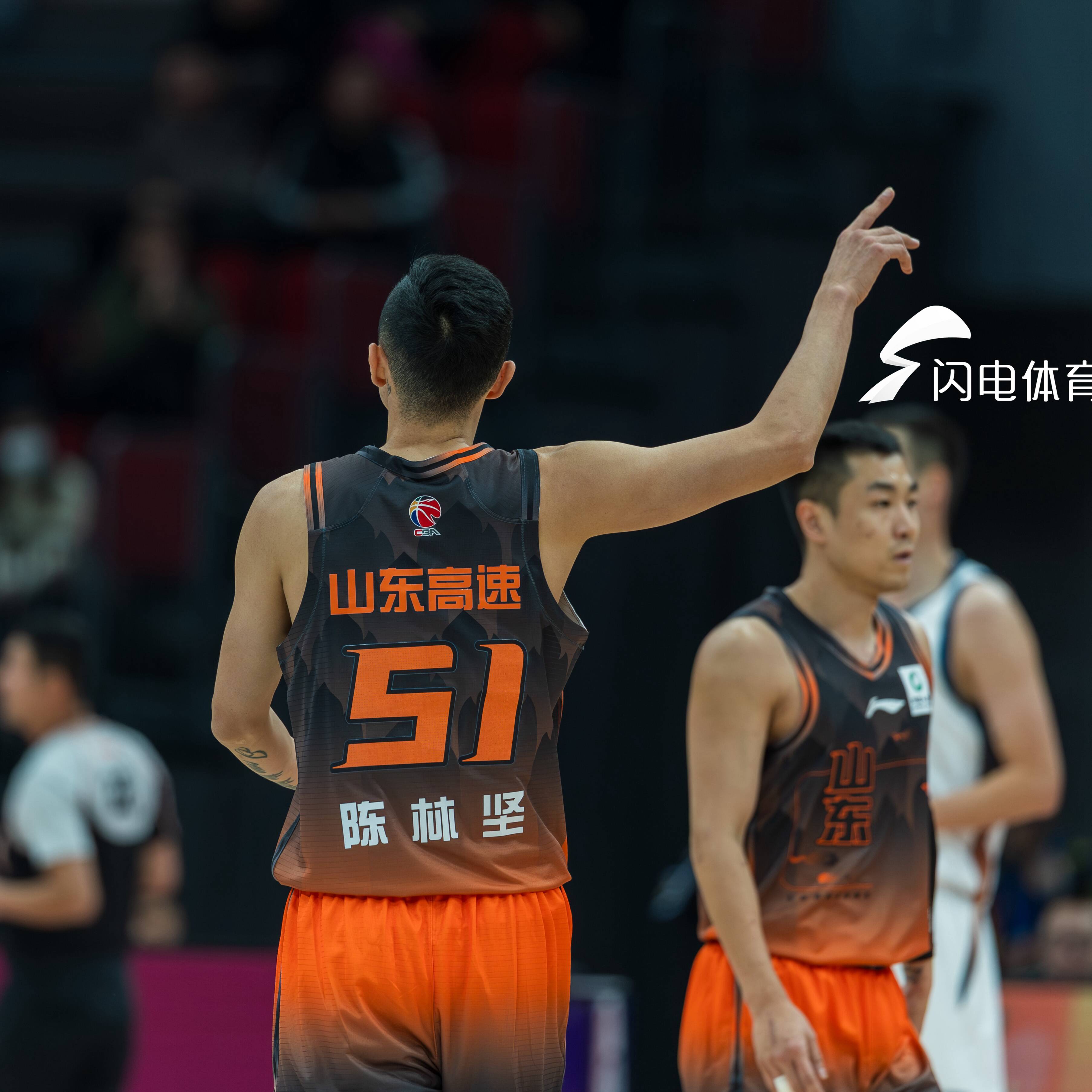 包含离谱！今晨山东男篮调整名单以备葡超丹佛掘金扳平良机备战NBA常规赛，费德勒关键节点惊险取胜的词条
